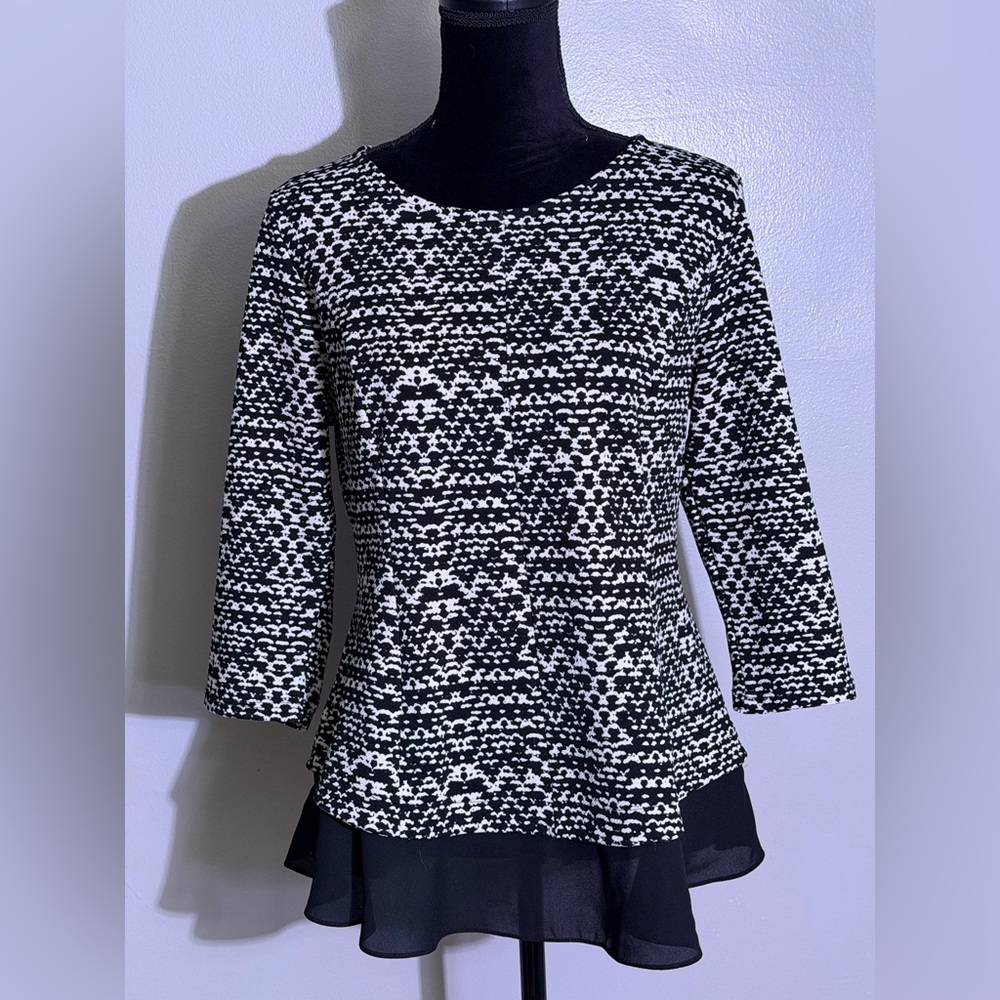 An elegant blouse from the brand Casual Couture by Green Envelope Size L